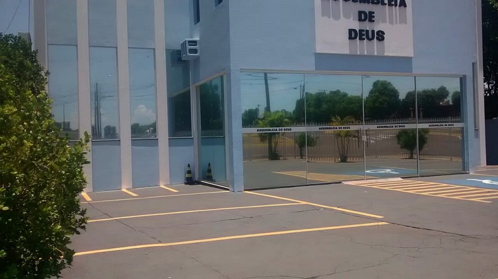 Aplicação de película em fachada de vidro