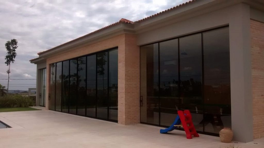 Película residencial em fachada envidraçada