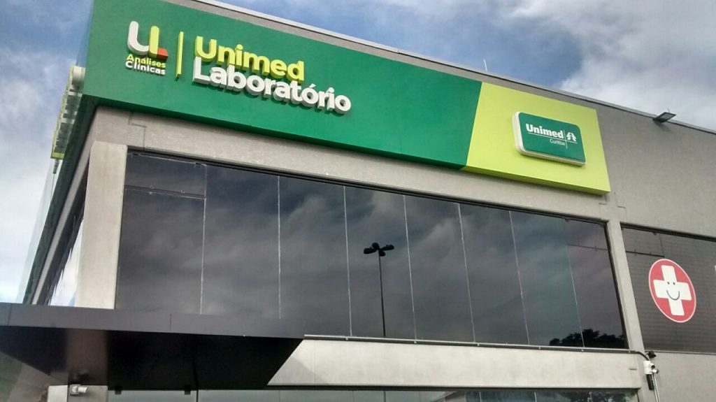 Película profissional em fachada Unimed